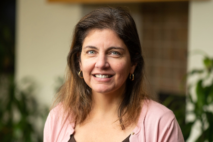 headshot of geneticist Julie Dragon, Ph.D., associate professor of microbiology and molecular genetics